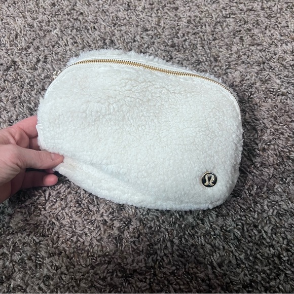 lululemon athletica Cream Sherpa 1L Belt Bag NWOT - Picture 1 of 4